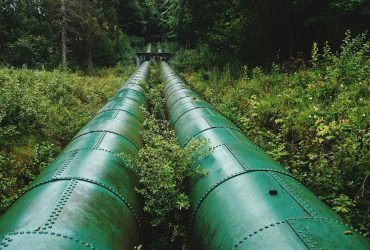 A földgáz természetes eredetű fosszilis energiahordozó, amely főként metánból áll.