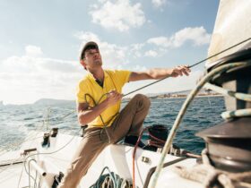 Egy fiatal férfi kishajón.