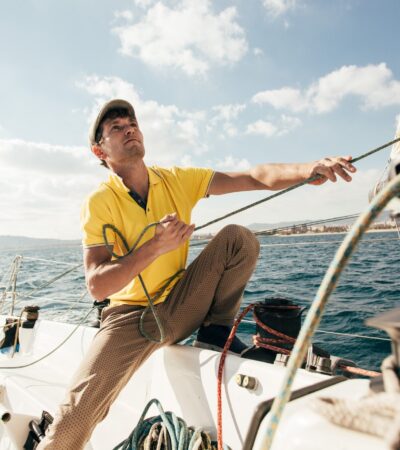 Egy fiatal férfi kishajón.